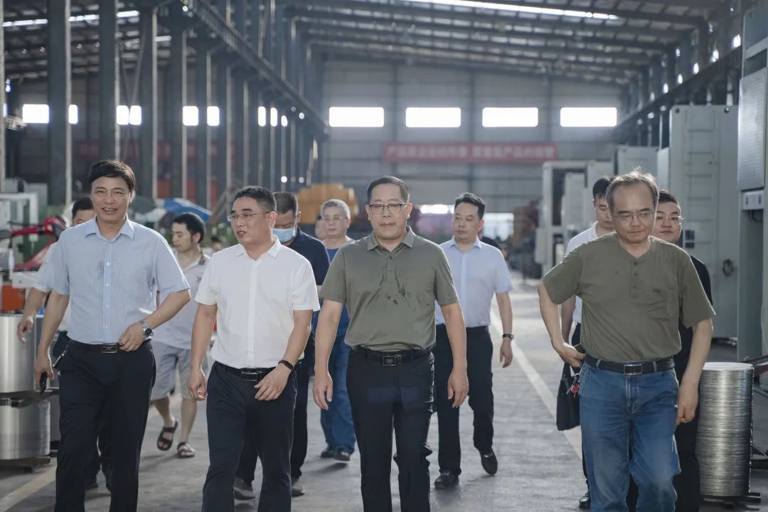 衡東縣縣委副書記、縣長(zhǎng)對(duì)朝陽(yáng)集團(tuán)自動(dòng)化生產(chǎn)線進(jìn)行視察